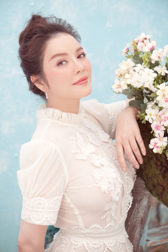 Lý Nhã Kỳ chụp ảnh Tết độc đáo cùng heo con, khoe vẻ đẹp nõn nà