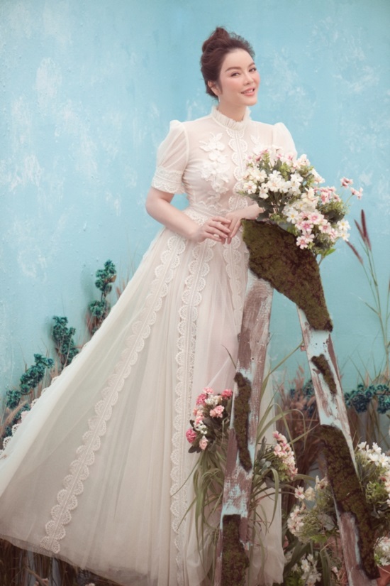 Lý Nhã Kỳ chụp ảnh Tết độc đáo cùng heo con, khoe vẻ đẹp nõn nà