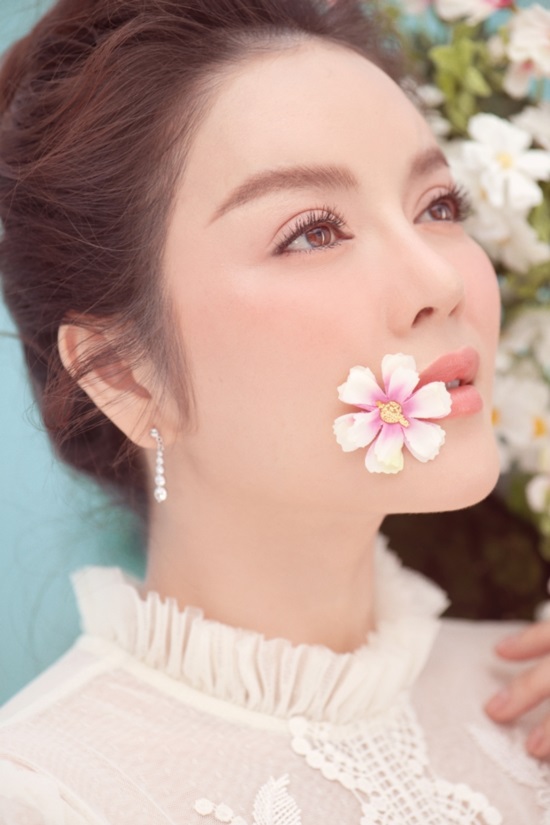 Lý Nhã Kỳ chụp ảnh Tết độc đáo cùng heo con, khoe vẻ đẹp nõn nà