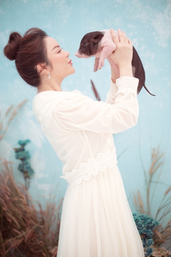 Lý Nhã Kỳ chụp ảnh Tết độc đáo cùng heo con, khoe vẻ đẹp nõn nà