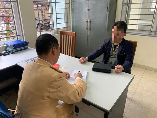 Tước bằng lái xe 2 tháng đối với tài xế ô tô Mercedes đi vào cầu dành cho xe máy, còn đá vào đầu người phụ nữ bên đường