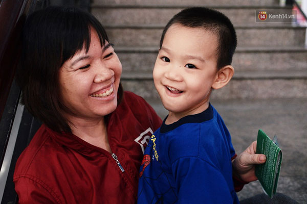 Những nụ cười ở ga Sài Gòn ngày giáp Tết: Trở về sau hơn 19 năm bôn ba nơi xứ người