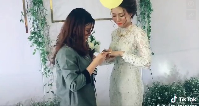 Clip: Cô dâu ôm bạn thân nghẹn ngào trong ngày cưới, màn trao quà cuối cùng lại càng khiến dân mạng xôn xao