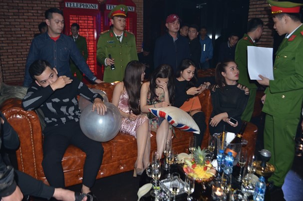 Hàng loạt nam nữ sử dụng bóng cười tìm cách tháo chạy khi bị lực lượng chức năng ập vào đột kích