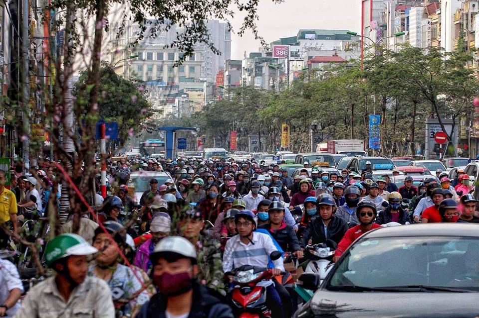 Hà Nội sát Tết: Tắc từ ngõ ra phố, từ trưa đến đêm