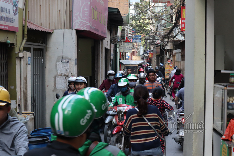 Hà Nội sát Tết: Tắc từ ngõ ra phố, từ trưa đến đêm