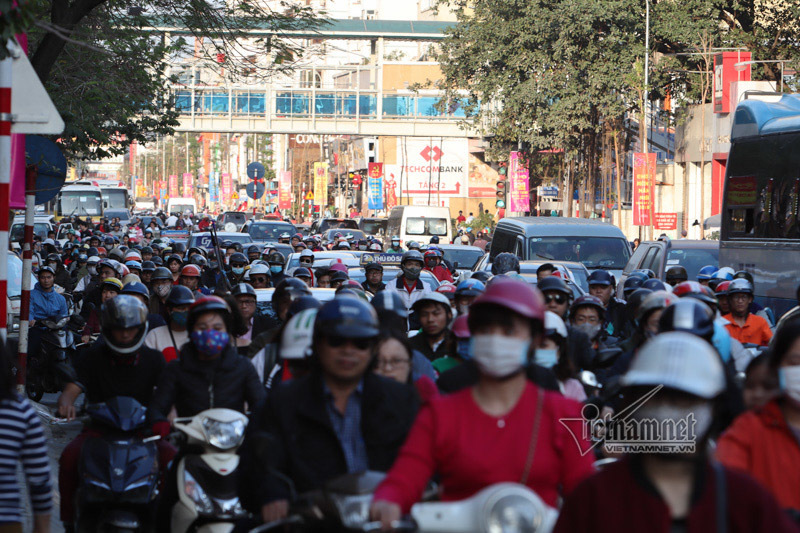 Hà Nội sát Tết: Tắc từ ngõ ra phố, từ trưa đến đêm