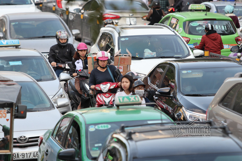 Hà Nội sát Tết: Tắc từ ngõ ra phố, từ trưa đến đêm