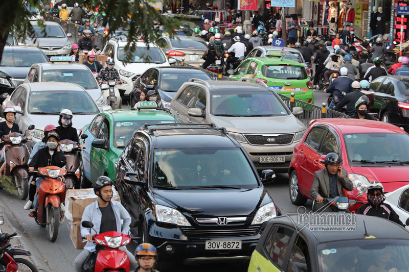 Hà Nội sát Tết: Tắc từ ngõ ra phố, từ trưa đến đêm