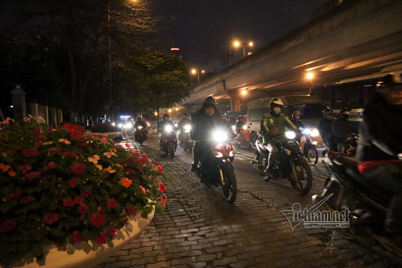 Hà Nội sát Tết: Tắc từ ngõ ra phố, từ trưa đến đêm