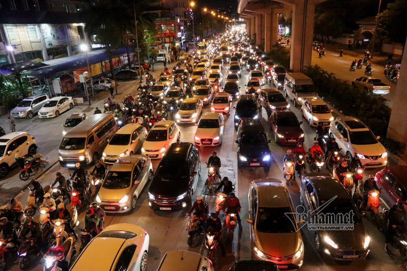 Hà Nội sát Tết: Tắc từ ngõ ra phố, từ trưa đến đêm