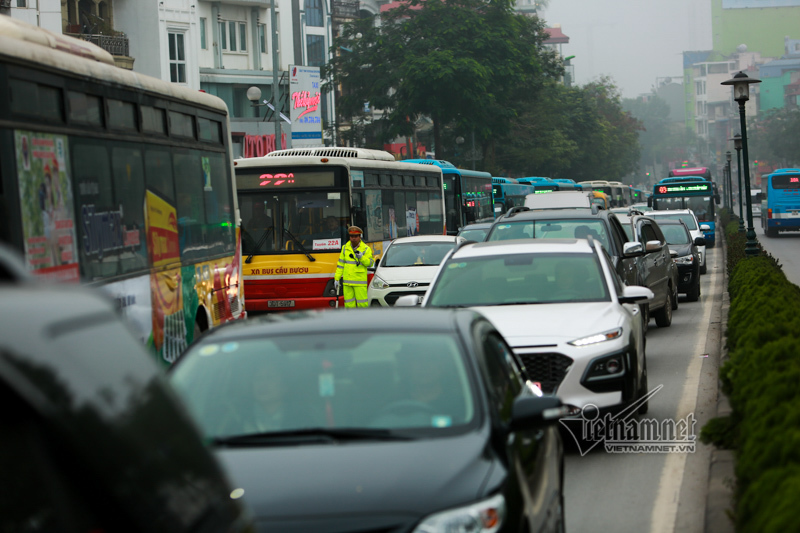 Hà Nội sát Tết: Tắc từ ngõ ra phố, từ trưa đến đêm