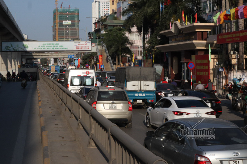 Hà Nội sát Tết: Tắc từ ngõ ra phố, từ trưa đến đêm