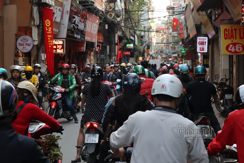 Hà Nội sát Tết: Tắc từ ngõ ra phố, từ trưa đến đêm