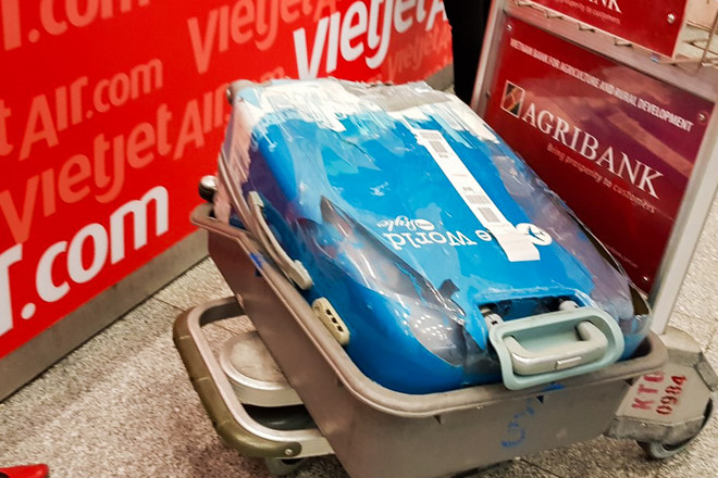 Vali hành khách VietJet vỡ toang sau chuyến bay về quê ăn Tết