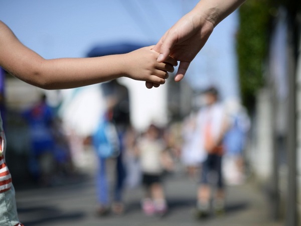 Bé gái Nhật Bản bị bố đẻ bạo hành đến chết, 14 tháng sau bức thư cầu cứu gửi nhà trường