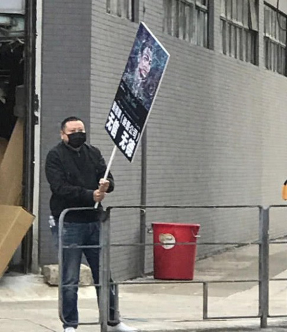 Nhà đầu tư cho người giăng biển đòi nợ, tố Lưu Đức Hoa lừa đảo giữa đường phố Hong Kong