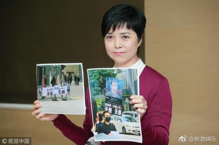 Nhà đầu tư cho người giăng biển đòi nợ, tố Lưu Đức Hoa lừa đảo giữa đường phố Hong Kong