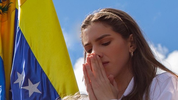 Venezuela: Vợ xinh như hoa hậu của Tổng thống tự xưng bị đe doạ? Venezuela: Vợ xinh như hoa hậu của Tổng thống tự xưng bị đe doạ?