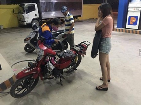 Đi đổ xăng, chàng trai ngượng chín mặt với món phụ tùng chị em nhạy cảm nằm trong cốp