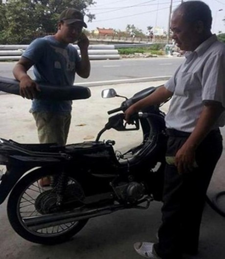 Đi đổ xăng, chàng trai ngượng chín mặt với món phụ tùng chị em nhạy cảm nằm trong cốp