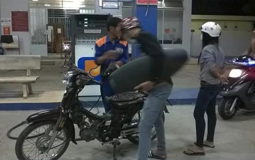 Đi đổ xăng, chàng trai ngượng chín mặt với món phụ tùng chị em nhạy cảm nằm trong cốp