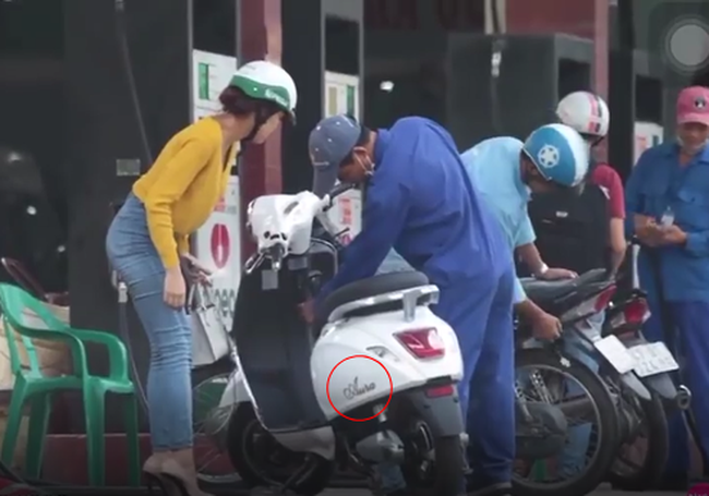 Đi đổ xăng, chàng trai ngượng chín mặt với món phụ tùng chị em nhạy cảm nằm trong cốp