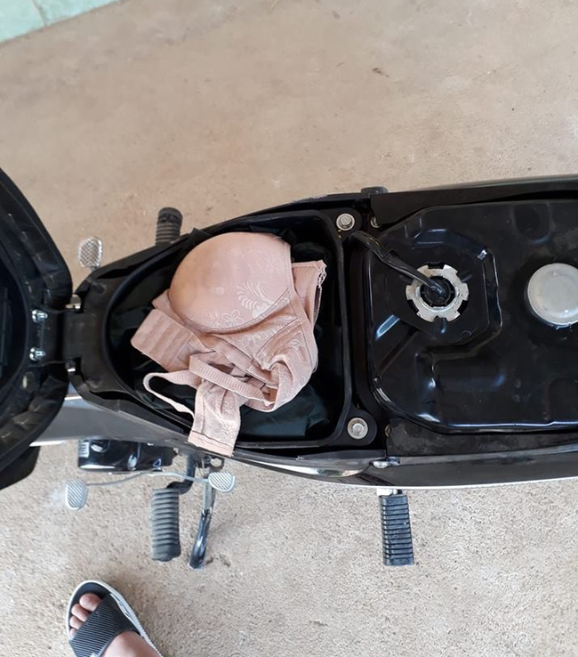 Đi đổ xăng, chàng trai ngượng chín mặt với món phụ tùng chị em nhạy cảm nằm trong cốp