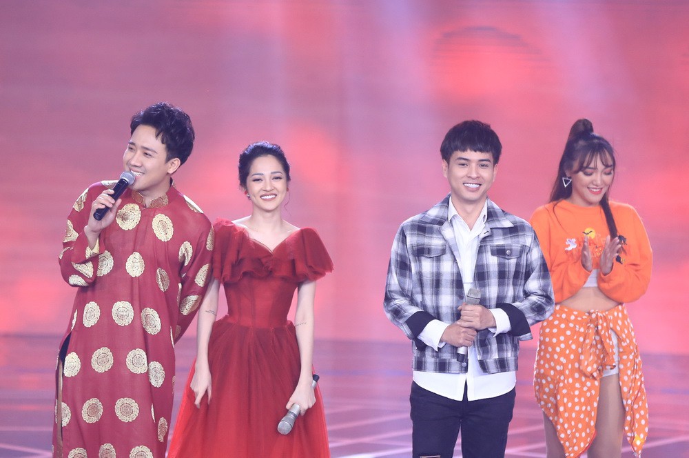 Bảo Anh kết hợp cùng tình cũ Hồ Quang Hiếu, Chi Pu xuất hiện gợi cảm trong chương trình đêm giao thừa