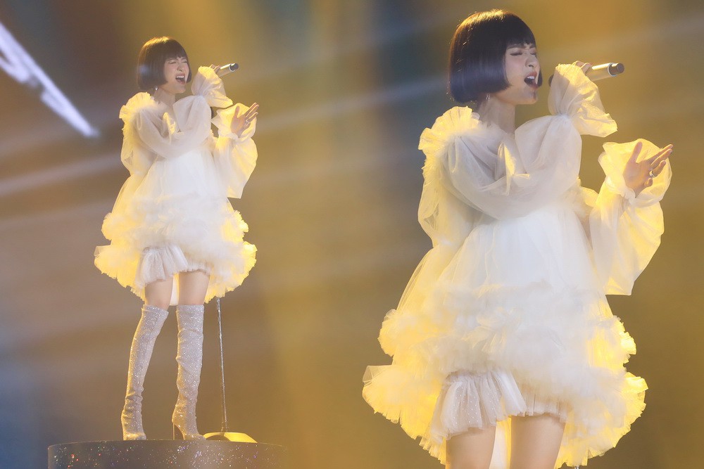 Bảo Anh kết hợp cùng tình cũ Hồ Quang Hiếu, Chi Pu xuất hiện gợi cảm trong chương trình đêm giao thừa