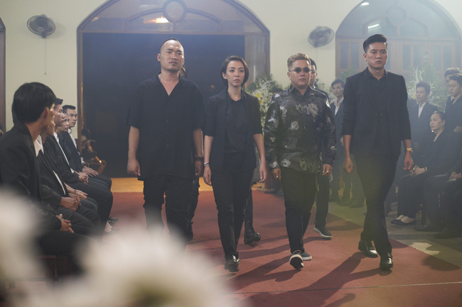 Bị Thu Trang cầm gậy đuổi đánh, Diệu Nhi khóc lóc xin lỗi rối rít