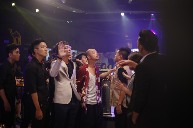 Bị Thu Trang cầm gậy đuổi đánh, Diệu Nhi khóc lóc xin lỗi rối rít