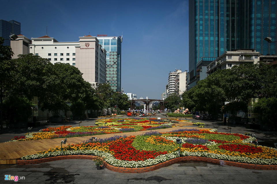 Cận cảnh đàn heo linh vật ở đường hoa Nguyễn Huệ trước giờ khai mạc