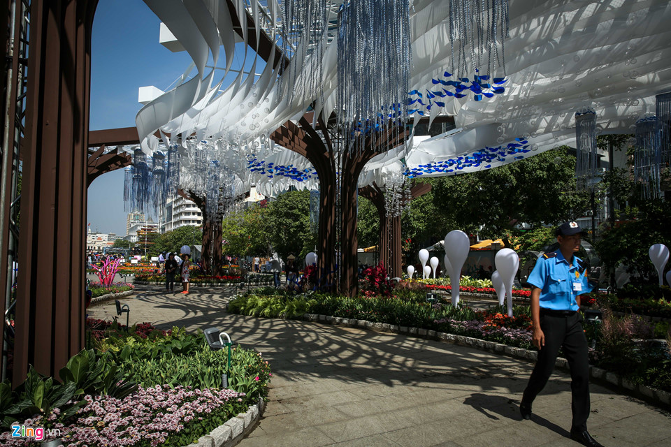 Cận cảnh đàn heo linh vật ở đường hoa Nguyễn Huệ trước giờ khai mạc