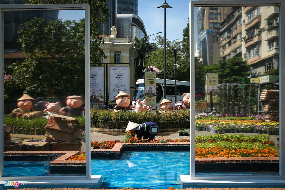 Cận cảnh đàn heo linh vật ở đường hoa Nguyễn Huệ trước giờ khai mạc