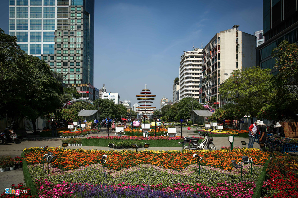 Cận cảnh đàn heo linh vật ở đường hoa Nguyễn Huệ trước giờ khai mạc