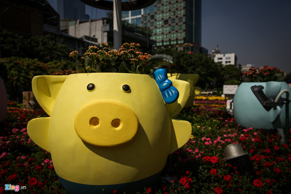 Cận cảnh đàn heo linh vật ở đường hoa Nguyễn Huệ trước giờ khai mạc