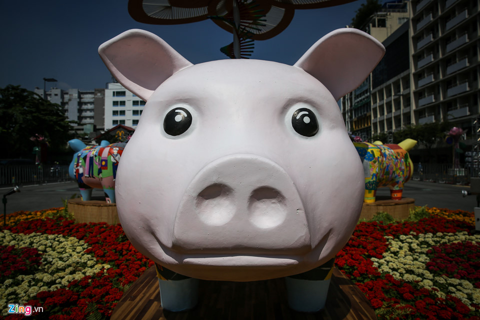Cận cảnh đàn heo linh vật ở đường hoa Nguyễn Huệ trước giờ khai mạc
