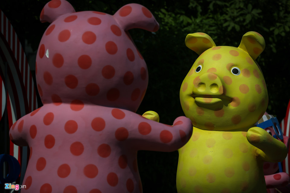 Cận cảnh đàn heo linh vật ở đường hoa Nguyễn Huệ trước giờ khai mạc