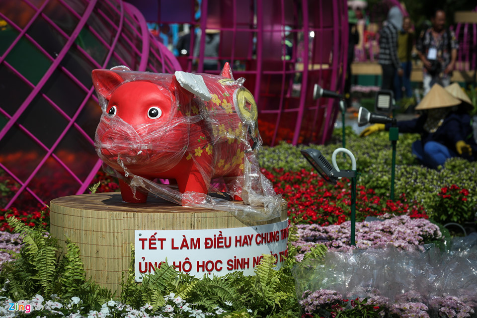 Cận cảnh đàn heo linh vật ở đường hoa Nguyễn Huệ trước giờ khai mạc