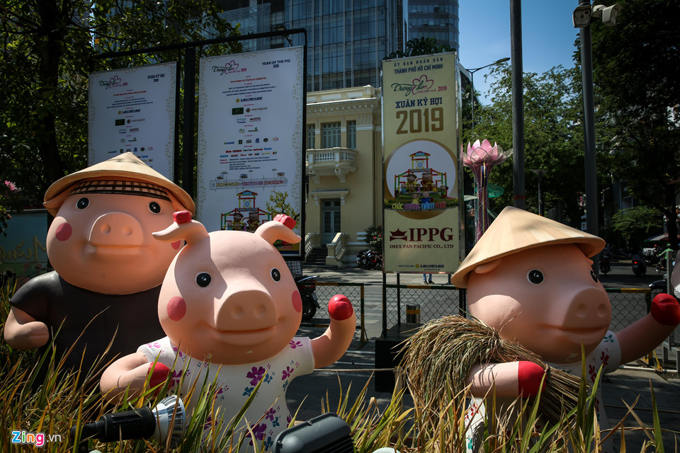 Cận cảnh đàn heo linh vật ở đường hoa Nguyễn Huệ trước giờ khai mạc