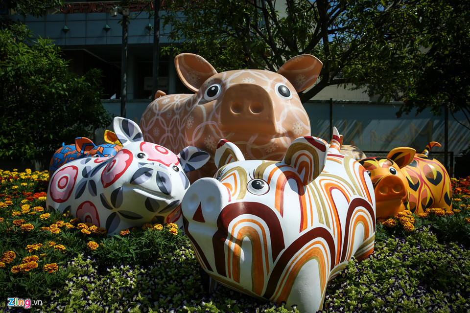 Cận cảnh đàn heo linh vật ở đường hoa Nguyễn Huệ trước giờ khai mạc
