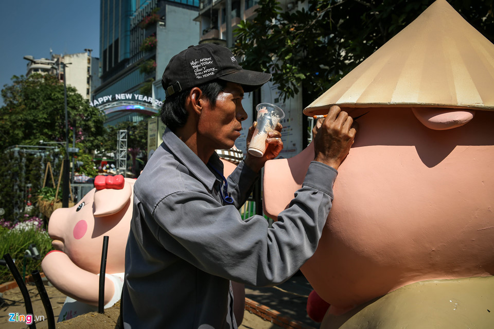 Cận cảnh đàn heo linh vật ở đường hoa Nguyễn Huệ trước giờ khai mạc