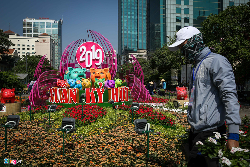 Cận cảnh đàn heo linh vật ở đường hoa Nguyễn Huệ trước giờ khai mạc