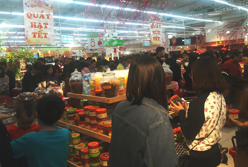 Hóa đơn siêu thị dài 3 mét: Vợ chồng bơ phờ sắm Tết, chùn chân thanh toán