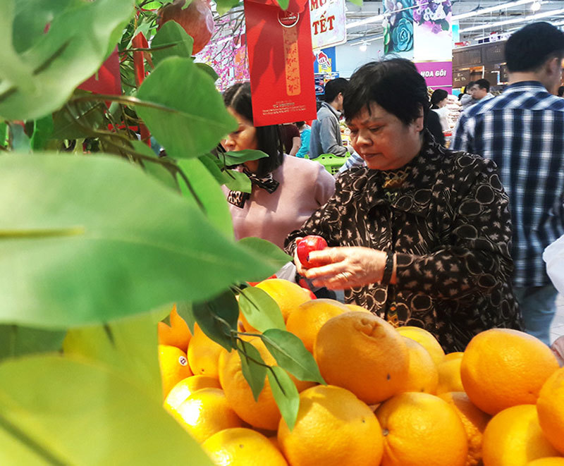 Hóa đơn siêu thị dài 3 mét: Vợ chồng bơ phờ sắm Tết, chùn chân thanh toán