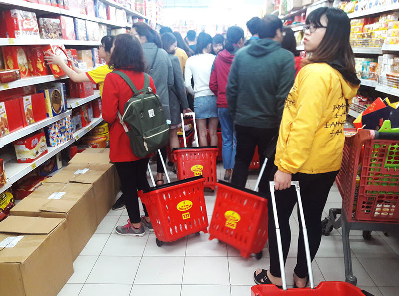 Hóa đơn siêu thị dài 3 mét: Vợ chồng bơ phờ sắm Tết, chùn chân thanh toán