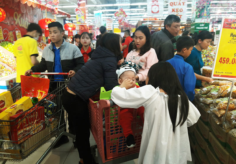 Hóa đơn siêu thị dài 3 mét: Vợ chồng bơ phờ sắm Tết, chùn chân thanh toán