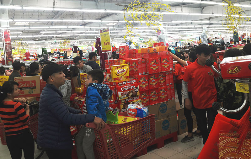 Hóa đơn siêu thị dài 3 mét: Vợ chồng bơ phờ sắm Tết, chùn chân thanh toán