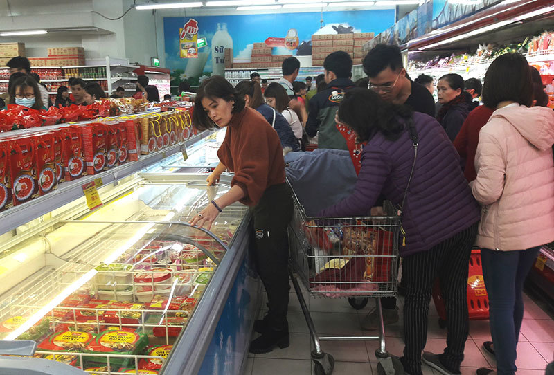 Hóa đơn siêu thị dài 3 mét: Vợ chồng bơ phờ sắm Tết, chùn chân thanh toán